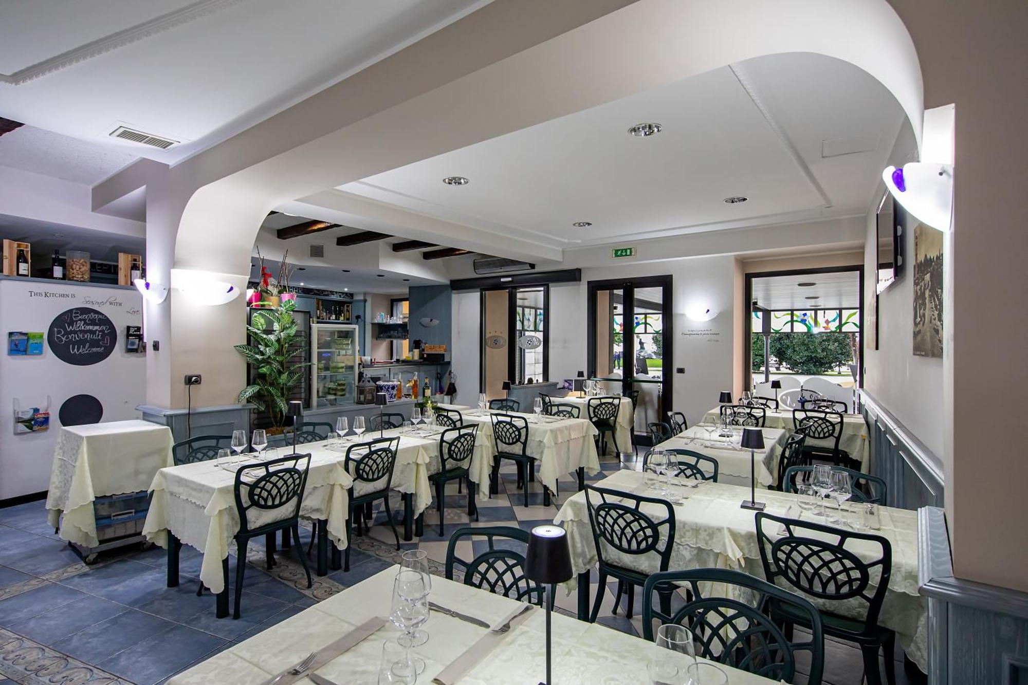 Hotel Novara แวร์บาเนีย ภายนอก รูปภาพ