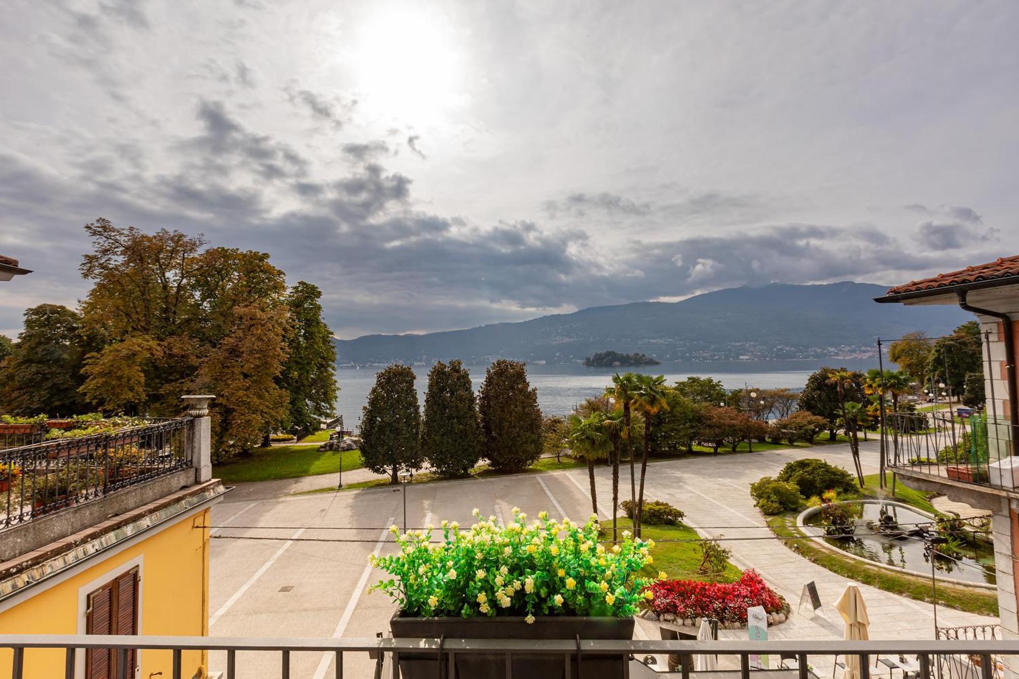 Hotel Novara แวร์บาเนีย ภายนอก รูปภาพ